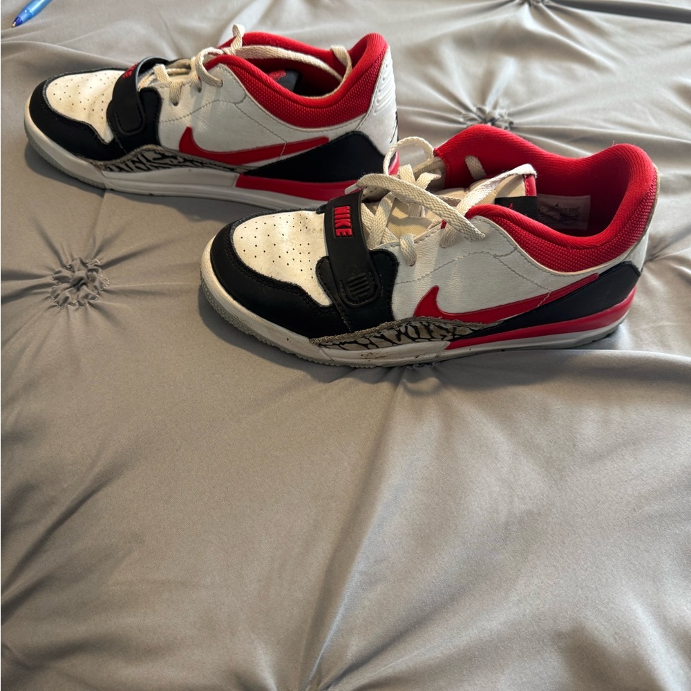 Nike Jordabs Kids Low-Top Sneakers in White Red and Black with Strap